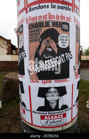 ©PHOTOPQR/L'ALSACE/Thierry GACHON ; Colmar ; 23/10/2020 ; Une semaine après l'assassinat de Samuel Paty, Des affiches reduisant la une du Journal Charlie Hebdo avec la caricature de Mahomet dessinée par Cabu 'C'est dur d'être aimé par les cons' ont été collées dans la nuit du 23 octobre 2020 sur les colonnes Morris de Colmar (Haut-Rhin) avec le message suivant : 'En France on est libre de dire ceci' et 'ILS ne passeront pas', suivi de 'Liberté Egalité Fraternité...' (Rue du Logelbach à Colmar). Eine Woche nach dem Attentat auf Samuel Paty, Plakate, die die Titelseite des Charlie reproduzieren Stockfoto