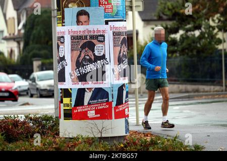 ©PHOTOPQR/L'ALSACE/Thierry GACHON ; Colmar ; 23/10/2020 ; Une semaine après l'assassinat de Samuel Paty, Des affiches reduisant la une du Journal Charlie Hebdo avec la caricature de Mahomet dessinée par Cabu 'C'est dur d'être aimé par les cons' ont été collées dans la nuit du 23 octobre 2020 sur les colonnes Morris de Colmar (Haut-Rhin) avec le message suivant : 'En France on est libre de dire ceci' et 'ILS ne passeront pas', suivi de 'Liberté Egalité Fraternité...' (Rue du Logelbach à Colmar). Eine Woche nach dem Attentat auf Samuel Paty, Plakate, die die Titelseite des Charlie reproduzieren Stockfoto