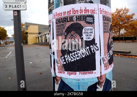 ©PHOTOPQR/L'ALSACE/Thierry GACHON ; Colmar ; 23/10/2020 ; Une semaine après l'assassinat de Samuel Paty, Des affiches reduisant la une du Journal Charlie Hebdo avec la caricature de Mahomet dessinée par Cabu 'C'est dur d'être aimé par les cons' ont été collées dans la nuit du 23 octobre 2020 sur les colonnes Morris de Colmar (Haut-Rhin) avec le message suivant : 'En France on est libre de dire ceci' et 'ILS ne passeront pas', suivi de 'Liberté Egalité Fraternité...' (Rue du Logelbach à Colmar). Eine Woche nach dem Attentat auf Samuel Paty, Plakate, die die Titelseite des Charlie reproduzieren Stockfoto