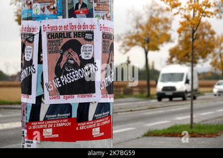 ©PHOTOPQR/L'ALSACE/Thierry GACHON ; Colmar ; 23/10/2020 ; Une semaine après l'assassinat de Samuel Paty, Des affiches reduisant la une du Journal Charlie Hebdo avec la caricature de Mahomet dessinée par Cabu 'C'est dur d'être aimé par les cons' ont été collées dans la nuit du 23 octobre 2020 sur les colonnes Morris de Colmar (Haut-Rhin) avec le message suivant : 'En France on est libre de dire ceci' et 'ILS ne passeront pas', suivi de 'Liberté Egalité Fraternité...' (Rue du Logelbach à Colmar). Eine Woche nach dem Attentat auf Samuel Paty, Plakate, die die Titelseite des Charlie reproduzieren Stockfoto