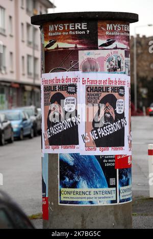 ©PHOTOPQR/L'ALSACE/Thierry GACHON ; Colmar ; 23/10/2020 ; Une semaine après l'assassinat de Samuel Paty, Des affiches reduisant la une du Journal Charlie Hebdo avec la caricature de Mahomet dessinée par Cabu 'C'est dur d'être aimé par les cons' ont été collées dans la nuit du 23 octobre 2020 sur les colonnes Morris de Colmar (Haut-Rhin) avec le message suivant : 'En France on est libre de dire ceci' et 'ILS ne passeront pas', suivi de 'Liberté Egalité Fraternité...' (Rue du Logelbach à Colmar). Eine Woche nach dem Attentat auf Samuel Paty, Plakate, die die Titelseite des Charlie reproduzieren Stockfoto