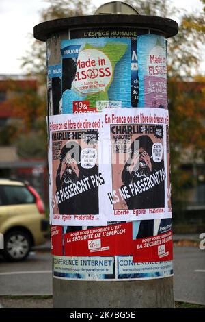 ©PHOTOPQR/L'ALSACE/Thierry GACHON ; Colmar ; 23/10/2020 ; Une semaine après l'assassinat de Samuel Paty, Des affiches reduisant la une du Journal Charlie Hebdo avec la caricature de Mahomet dessinée par Cabu 'C'est dur d'être aimé par les cons' ont été collées dans la nuit du 23 octobre 2020 sur les colonnes Morris de Colmar (Haut-Rhin) avec le message suivant : 'En France on est libre de dire ceci' et 'ILS ne passeront pas', suivi de 'Liberté Egalité Fraternité...' (Rue du Logelbach à Colmar). Eine Woche nach dem Attentat auf Samuel Paty, Plakate, die die Titelseite des Charlie reproduzieren Stockfoto