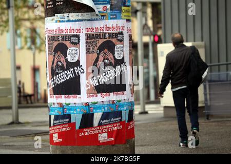 ©PHOTOPQR/L'ALSACE/Thierry GACHON ; Colmar ; 23/10/2020 ; Une semaine après l'assassinat de Samuel Paty, Des affiches reduisant la une du Journal Charlie Hebdo avec la caricature de Mahomet dessinée par Cabu 'C'est dur d'être aimé par les cons' ont été collées dans la nuit du 23 octobre 2020 sur les colonnes Morris de Colmar (Haut-Rhin) avec le message suivant : 'En France on est libre de dire ceci' et 'ILS ne passeront pas', suivi de 'Liberté Egalité Fraternité...' (Rue du Logelbach à Colmar). Eine Woche nach dem Attentat auf Samuel Paty, Plakate, die die Titelseite des Charlie reproduzieren Stockfoto