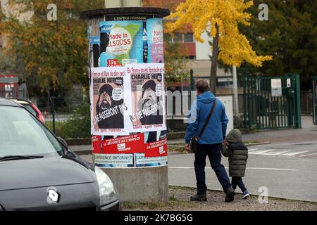 ©PHOTOPQR/L'ALSACE/Thierry GACHON ; Colmar ; 23/10/2020 ; Une semaine après l'assassinat de Samuel Paty, Des affiches reduisant la une du Journal Charlie Hebdo avec la caricature de Mahomet dessinée par Cabu 'C'est dur d'être aimé par les cons' ont été collées dans la nuit du 23 octobre 2020 sur les colonnes Morris de Colmar (Haut-Rhin) avec le message suivant : 'En France on est libre de dire ceci' et 'ILS ne passeront pas', suivi de 'Liberté Egalité Fraternité...' (Rue du Logelbach à Colmar). Eine Woche nach dem Attentat auf Samuel Paty, Plakate, die die Titelseite des Charlie reproduzieren Stockfoto