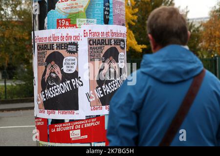 ©PHOTOPQR/L'ALSACE/Thierry GACHON ; Colmar ; 23/10/2020 ; Une semaine après l'assassinat de Samuel Paty, Des affiches reduisant la une du Journal Charlie Hebdo avec la caricature de Mahomet dessinée par Cabu 'C'est dur d'être aimé par les cons' ont été collées dans la nuit du 23 octobre 2020 sur les colonnes Morris de Colmar (Haut-Rhin) avec le message suivant : 'En France on est libre de dire ceci' et 'ILS ne passeront pas', suivi de 'Liberté Egalité Fraternité...' (Rue du Logelbach à Colmar). Eine Woche nach dem Attentat auf Samuel Paty, Plakate, die die Titelseite des Charlie reproduzieren Stockfoto