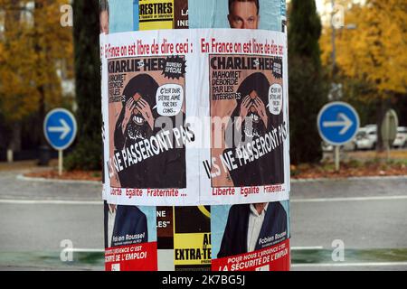 ©PHOTOPQR/L'ALSACE/Thierry GACHON ; Colmar ; 23/10/2020 ; Une semaine après l'assassinat de Samuel Paty, Des affiches reduisant la une du Journal Charlie Hebdo avec la caricature de Mahomet dessinée par Cabu 'C'est dur d'être aimé par les cons' ont été collées dans la nuit du 23 octobre 2020 sur les colonnes Morris de Colmar (Haut-Rhin) avec le message suivant : 'En France on est libre de dire ceci' et 'ILS ne passeront pas', suivi de 'Liberté Egalité Fraternité...' (Rue du Logelbach à Colmar). Eine Woche nach dem Attentat auf Samuel Paty, Plakate, die die Titelseite des Charlie reproduzieren Stockfoto