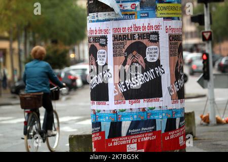 ©PHOTOPQR/L'ALSACE/Thierry GACHON ; Colmar ; 23/10/2020 ; Une semaine après l'assassinat de Samuel Paty, Des affiches reduisant la une du Journal Charlie Hebdo avec la caricature de Mahomet dessinée par Cabu 'C'est dur d'être aimé par les cons' ont été collées dans la nuit du 23 octobre 2020 sur les colonnes Morris de Colmar (Haut-Rhin) avec le message suivant : 'En France on est libre de dire ceci' et 'ILS ne passeront pas', suivi de 'Liberté Egalité Fraternité...' (Rue du Logelbach à Colmar). Eine Woche nach dem Attentat auf Samuel Paty, Plakate, die die Titelseite des Charlie reproduzieren Stockfoto