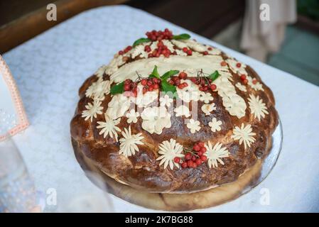 Hochzeitbrot - Brot (Kuchen). Hochzeitsbrot. Ein Laib ist mit Blumen, Ställen, Teigohren geschmückt. Hochzeit. Braut und Bräutigam. Ukrainische Tradition Stockfoto