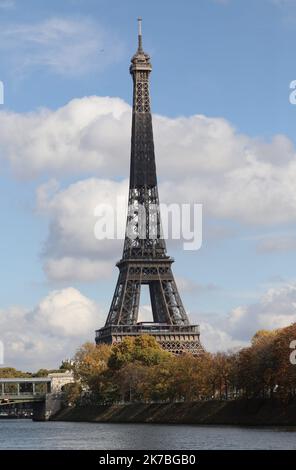 ©PHOTOPQR/LE PARISIEN/ARNAUD JOURNOIS ; PARIS ; 23/10/2020 ; ILLUSTRATION PARIS - TOUR EIFFEL - SEINE - VOIES SUR BERGE - 2020/10/23. Allgemeine Aussicht auf Paris. Stockfoto