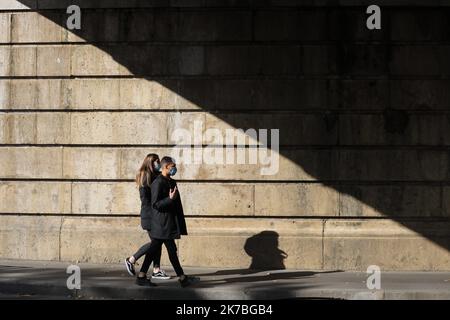 ©PHOTOPQR/LE PARISIEN/ARNAUD JOURNOIS ; PARIS ; 23/10/2020 ; ILLUSTRATION PARIS - PIETONS - MASQUE - COVID-19 - 2020/10/23. Allgemeine Aussicht auf Paris. Stockfoto