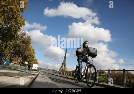 ©PHOTOPQR/LE PARISIEN/ARNAUD JOURNOIS ; PARIS ; 23/10/2020 ; ILLUSTRATION PARIS - TOUR EIFFEL - SEINE - VOIES SUR BERGE - BEAU TEMPS - SOLEIL - VELO - PISTE FAHRBAR - 2020/10/23. Allgemeine Aussicht auf Paris. Stockfoto