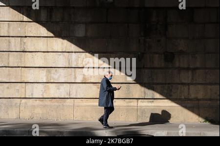 ©PHOTOPQR/LE PARISIEN/ARNAUD JOURNOIS ; PARIS ; 23/10/2020 ; ILLUSTRATION PARIS - PIETONS - MASQUE - COVID-19 - 2020/10/23. Allgemeine Aussicht auf Paris. Stockfoto