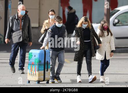 ©PHOTOPQR/LE PARISIEN/ARNAUD JOURNOIS ; PARIS ; 23/10/2020 ; ILLUSTRATION PARIS - GARE SAINT LAZARE - VOYAGEURS - COVID-19 - MASQUE - 2020/10/23. Allgemeine Aussicht auf Paris. Stockfoto