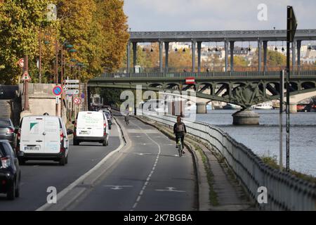 ©PHOTOPQR/LE PARISIEN/ARNAUD JOURNOIS ; PARIS ; 23/10/2020 ; ILLUSTRATION PARIS - TOUR EIFFEL - SEINE - VOIES SUR BERGE - 2020/10/23. Allgemeine Aussicht auf Paris. Stockfoto