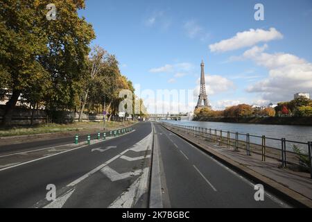 ©PHOTOPQR/LE PARISIEN/ARNAUD JOURNOIS ; PARIS ; 23/10/2020 ; ILLUSTRATION PARIS - TOUR EIFFEL - SEINE - VOIES SUR BERGE - BEAU TEMPS - SOLEIL - 2020/10/23. Allgemeine Aussicht auf Paris. Stockfoto