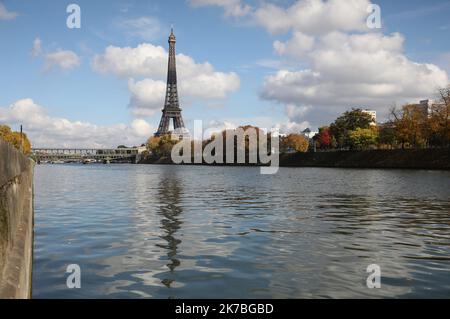 ©PHOTOPQR/LE PARISIEN/ARNAUD JOURNOIS ; PARIS ; 23/10/2020 ; ILLUSTRATION PARIS - TOUR EIFFEL - SEINE - VOIES SUR BERGE - 2020/10/23. Allgemeine Aussicht auf Paris. Stockfoto