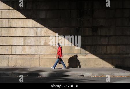 ©PHOTOPQR/LE PARISIEN/ARNAUD JOURNOIS ; PARIS ; 23/10/2020 ; ILLUSTRATION PARIS - PIETONS - MASQUE - COVID-19 - 2020/10/23. Allgemeine Aussicht auf Paris. Stockfoto