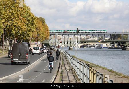 ©PHOTOPQR/LE PARISIEN/ARNAUD JOURNOIS ; PARIS ; 23/10/2020 ; ILLUSTRATION PARIS - TOUR EIFFEL - SEINE - VOIES SUR BERGE - BEAU TEMPS - SOLEIL - VELO - PISTE FAHRBAR - 2020/10/23. Allgemeine Aussicht auf Paris. Stockfoto