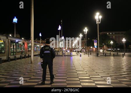 ©PHOTOPQR/NICE MATIN/Sébastien Botella ; schön ; 24/10/2020 ; Application du couvre-feu à schön dès 21 heures Suite au Rebond de l’épidémie de Covid-19, le samedi 24 octobre 2020. Nice; 24/10/2020; Anwendung der Ausgangssperre in Nizza ab 9 Uhr nach der Erholung der Covid-19-Epidemie am Samstag, dem 24. Oktober 2020. Stockfoto