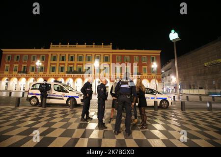 ©PHOTOPQR/NICE MATIN/Sébastien Botella ; schön ; 24/10/2020 ; Application du couvre-feu à schön dès 21 heures Suite au Rebond de l’épidémie de Covid-19, le samedi 24 octobre 2020. Nice; 24/10/2020; Anwendung der Ausgangssperre in Nizza ab 9 Uhr nach der Erholung der Covid-19-Epidemie am Samstag, dem 24. Oktober 2020. Stockfoto