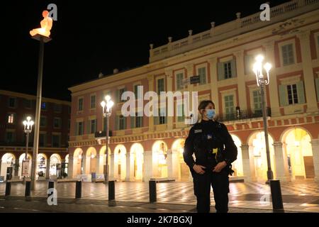 ©PHOTOPQR/NICE MATIN/Sébastien Botella ; schön ; 24/10/2020 ; Application du couvre-feu à schön dès 21 heures Suite au Rebond de l’épidémie de Covid-19, le samedi 24 octobre 2020. Nice; 24/10/2020; Anwendung der Ausgangssperre in Nizza ab 9 Uhr nach der Erholung der Covid-19-Epidemie am Samstag, dem 24. Oktober 2020. Stockfoto