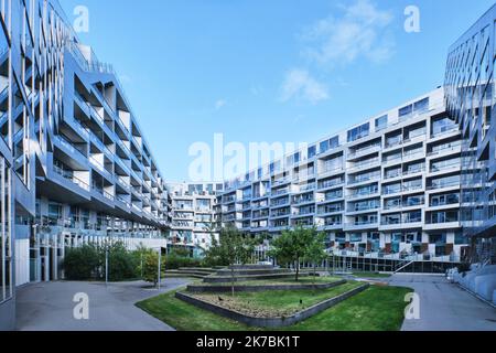 Kopenhagen, Dänemark - September 2022: Blick auf das Gebäude aus dem Jahr 8, das vom dänischen Architekturbüro Bjarke Ingels Group im Bezirk Orestad entworfen wurde Stockfoto