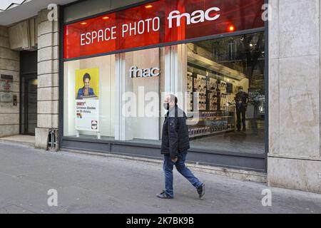 ©Sebastien Muylaert/MAXPPP - Illustration d'un magasin fnac ouvert malgre le Debut du deuxieme confinement Suite a la recrudescence de l'épidemie du covid 19. Paris, 30.10.2020 - Frankreich, 30. 2020. oktober - Neue Sperre gegen die Ausbreitung der Covid-19-Pandemie bis 1. 2020. dezember Stockfoto