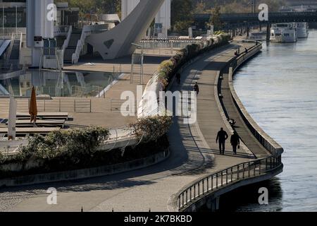 ©PHOTOPQR/LE PROGRES/Maxime JEGAT - Lyon 30/10/2020 - Jour 1 du reconfinement à Lyon le 30 octobre 2020 -Promeneurs sur les berges du Rhône au Niveau du Centre nautique Tony Bertrand au Premier jour du reconfinement à Lyon. - Frankreich, 30. 2020. oktober - Neue Sperre gegen die Ausbreitung der Covid-19-Pandemie bis 1. 2020. dezember Stockfoto