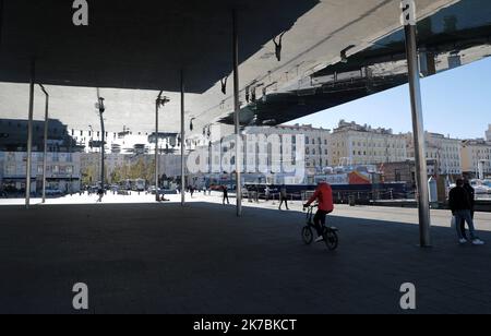 ©PHOTOPQR/LA PROVENCE/VREL Valerie ; Marseille ; 30/10/2020 ; ambiances autour du Vieux-Port, le Premier jour du reconfinement . Les consignes semblent être plutôt respectées, peu de gens circulent. - Frankreich, 30. 2020. oktober - Neue Sperre gegen die Ausbreitung der Covid-19-Pandemie bis 1. 2020. dezember Stockfoto