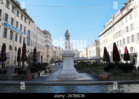 ©PHOTOPQR/LA PROVENCE/VREL Valerie ; Marseille ; 30/10/2020 ; ambiances autour du cours d'Estienne D'Orves, à deux pas du Vieux-Port, le Premier jour du reconfinement . Les consignes semblent être plutôt respectées, peu de gens circulent. - Frankreich, 30. 2020. oktober - Neue Sperre gegen die Ausbreitung der Covid-19-Pandemie bis 1. 2020. dezember Stockfoto