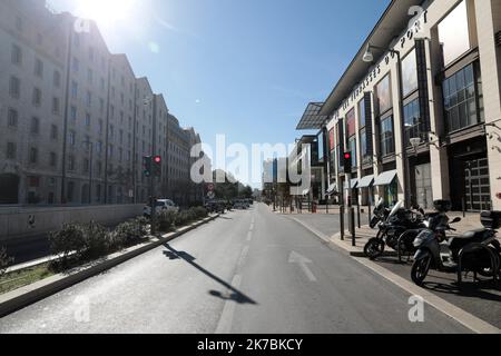 ©PHOTOPQR/LA PROVENCE/VREL Valerie ; Marseille ; 30/10/2020 ; ambiances autour des Terrasses du Port à Marseille, le Premier jour du reconfinement . Les consignes semblent être plutôt respectées, peu de gens circulent. - Frankreich, 30. 2020. oktober - Neue Sperre gegen die Ausbreitung der Covid-19-Pandemie bis 1. 2020. dezember Stockfoto