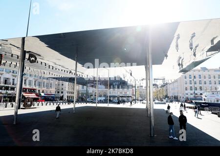 ©PHOTOPQR/LA PROVENCE/VREL Valerie ; Marseille ; 30/10/2020 ; ambiances autour du Vieux-Port, le Premier jour du reconfinement . Les consignes semblent être plutôt respectées, peu de gens circulent. - Frankreich, 30. 2020. oktober - Neue Sperre gegen die Ausbreitung der Covid-19-Pandemie bis 1. 2020. dezember Stockfoto