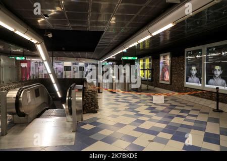 ©PHOTOPQR/LA PROVENCE/VREL Valerie ; Marseille ; 30/10/2020 ; Ambiances au METRO VIEUX-PORT, le Premier jour du reconfinement imposé par le Président davant la recrudescence de la pandémie de COVID19. Les consignes semblent être plutôt respectées, peu de gens circulent. - Frankreich, 30. 2020. oktober - Neue Sperre gegen die Ausbreitung der Covid-19-Pandemie bis 1. 2020. dezember Stockfoto