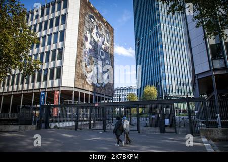 ©Christophe Petit Tesson/MAXPPP - 31/10/2020 ; PARIS ; FRANKREICH - L'Entree de L'universite Pierre-et-Marie-Curie, Paris-VI de Jussieu a Paris. Les Universidats resteront fermee apres les nouvelles mesure de confinement prisent pour lutter contre la deuxieme vague de l'epidemie de Coronavirus provquant la Covid-19. Der Eingang zur Pierre-et-Marie-Curie Universität, Paris-VI Jussieu. Die französischen Universitäten werden nach den neuen Eindämmungsmaßnahmen zur Bekämpfung der zweiten Welle der Coronavirus-Epidemie, die Covid-19 verursacht, geschlossen bleiben. Stockfoto