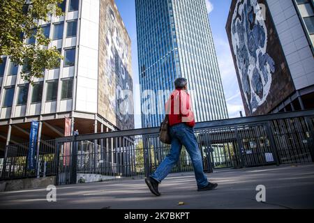 ©Christophe Petit Tesson/MAXPPP - 31/10/2020 ; PARIS ; FRANKREICH - L'Entree de L'universite Pierre-et-Marie-Curie, Paris-VI de Jussieu a Paris. Les Universidats resteront fermee apres les nouvelles mesure de confinement prisent pour lutter contre la deuxieme vague de l'epidemie de Coronavirus provquant la Covid-19. Der Eingang zur Pierre-et-Marie-Curie Universität, Paris-VI Jussieu. Die französischen Universitäten werden nach den neuen Eindämmungsmaßnahmen zur Bekämpfung der zweiten Welle der Coronavirus-Epidemie, die Covid-19 verursacht, geschlossen bleiben. Stockfoto