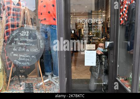 ©PHOTOPQR/OUEST FRANKREICH/Franck Dubray ; Les Herbiers ; 31/10/2020 ; La fronde des commerçants du Centre ville des Herbiers en Vendée qui ont décidé d' ouvrir leur leur magasin contre l'annonce du gouvernement leur imposant une fermeture pendant le confinement pour lutter contre l' épidémie d-19. (Foto Franck Dubray) - Frankreich, 31. 2020. oktober - Neue Sperre gegen die Ausbreitung der Covid-19-Pandemie bis 1. 2020. dezember. Einige Geschäfte haben beschlossen, sich zu öffnen, sogar die Regierung verbietet ihnen Stockfoto