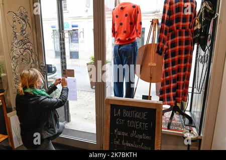 ©PHOTOPQR/OUEST FRANKREICH/Franck Dubray ; Les Herbiers ; 31/10/2020 ; La fronde des commerçants du Centre ville des Herbiers en Vendée qui ont décidé d' ouvrir leur leur magasin contre l'annonce du gouvernement leur imposant une fermeture pendant le confinement pour lutter contre l' épidémie d-19. (Foto Franck Dubray) - Frankreich, 31. 2020. oktober - Neue Sperre gegen die Ausbreitung der Covid-19-Pandemie bis 1. 2020. dezember. Einige Geschäfte haben beschlossen, sich zu öffnen, sogar die Regierung verbietet ihnen Stockfoto