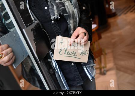 ©PHOTOPQR/OUEST FRANKREICH/Franck Dubray ; Les Herbiers ; 31/10/2020 ; La fronde des commerçants du Centre ville des Herbiers en Vendée qui ont décidé d' ouvrir leur leur magasin contre l'annonce du gouvernement leur imposant une fermeture pendant le confinement pour lutter contre l' épidémie d-19. (Foto Franck Dubray) - Frankreich, 31. 2020. oktober - Neue Sperre gegen die Ausbreitung der Covid-19-Pandemie, bis zum 1. 2020. dezember ist es ein Chaos einige Geschäfte werden nach einer Genehmigung durch ein kommunales Dekret eröffnet, während die thoss-Geschäfte gemäß dem Regierungsdekret geschlossen werden müssen Stockfoto