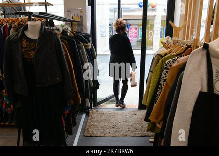 ©PHOTOPQR/OUEST FRANKREICH/Franck Dubray ; Les Herbiers ; 31/10/2020 ; La fronde des commerçants du Centre ville des Herbiers en Vendée qui ont décidé d' ouvrir leur leur magasin contre l'annonce du gouvernement leur imposant une fermeture pendant le confinement pour lutter contre l' épidémie d-19. (Foto Franck Dubray) - Frankreich, 31. 2020. oktober - Neue Sperre gegen die Ausbreitung der Covid-19-Pandemie, bis zum 1. 2020. dezember ist es ein Chaos einige Geschäfte werden nach einer Genehmigung durch ein kommunales Dekret eröffnet, während die thoss-Geschäfte gemäß dem Regierungsdekret geschlossen werden müssen Stockfoto