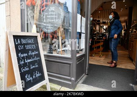 ©PHOTOPQR/OUEST FRANKREICH/Franck Dubray ; Les Herbiers ; 31/10/2020 ; La fronde des commerçants du Centre ville des Herbiers en Vendée qui ont décidé d' ouvrir leur leur magasin contre l'annonce du gouvernement leur imposant une fermeture pendant le confinement pour lutter contre l' épidémie d-19. (Foto Franck Dubray) - Frankreich, 31. 2020. oktober - Neue Sperre gegen die Ausbreitung der Covid-19-Pandemie, bis zum 1. 2020. dezember ist es ein Chaos einige Geschäfte werden nach einer Genehmigung durch ein kommunales Dekret eröffnet, während die thoss-Geschäfte gemäß dem Regierungsdekret geschlossen werden müssen Stockfoto