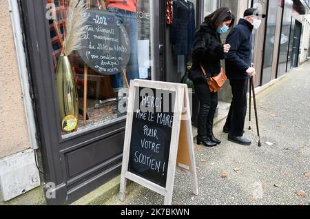 ©PHOTOPQR/OUEST FRANKREICH/Franck Dubray ; Les Herbiers ; 31/10/2020 ; La fronde des commerçants du Centre ville des Herbiers en Vendée qui ont décidé d' ouvrir leur leur magasin contre l'annonce du gouvernement leur imposant une fermeture pendant le confinement pour lutter contre l' épidémie d-19. (Foto Franck Dubray) - Frankreich, 31. 2020. oktober - Neue Sperre gegen die Ausbreitung der Covid-19-Pandemie, bis zum 1. 2020. dezember ist es ein Chaos einige Geschäfte werden nach einer Genehmigung durch ein kommunales Dekret eröffnet, während die thoss-Geschäfte gemäß dem Regierungsdekret geschlossen werden müssen Stockfoto