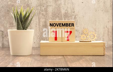 November 17 Kalenderdatentext auf Holzblöcken mit Platz für Ideen oder Text. Raum und Kalenderkonzept kopieren Stockfoto