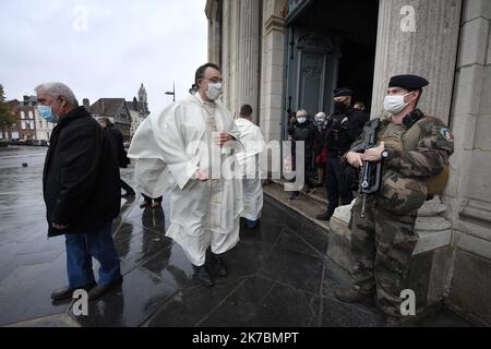 ©PHOTOPQR/VOIX DU NORD/PIERRE ROUANET ; 01/11/2020 ; 01/11/2020. Refinement (Confinement 2) covid-19, jour 3. Messe de la Toussaint sous Surveillance policière et militaire (opération Sentinelle) après l'attentat terroriste de Nice, dans la Cathédrale Notre-Dame-de-Grâce de Cambrai, avec l'Archevêque Vincent Dollmann (culte, Religion, catholique). FOTO PIERRE ROUANET LA VOIX DU Nord Frankreich, 1. 2020. november nach einem Angriff in einer Basilika patrouillieren Soldaten, um Gebetsstätten zu sichern Stockfoto