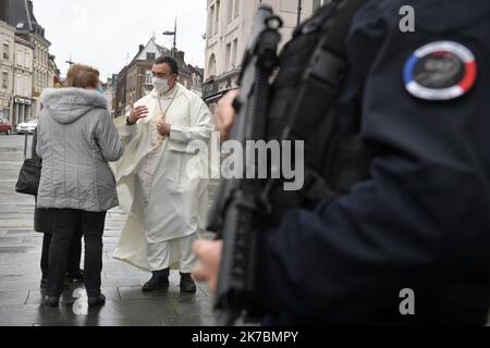 ©PHOTOPQR/VOIX DU NORD/PIERRE ROUANET ; 01/11/2020 ; 01/11/2020. Refinement (Confinement 2) covid-19, jour 3. Messe de la Toussaint sous Surveillance policière et militaire (opération Sentinelle) après l'attentat terroriste de Nice, dans la Cathédrale Notre-Dame-de-Grâce de Cambrai, avec l'Archevêque Vincent Dollmann (culte, Religion, catholique). FOTO PIERRE ROUANET LA VOIX DU Nord Frankreich, 1. 2020. november nach einem Angriff in einer Basilika patrouillieren Soldaten, um Gebetsstätten zu sichern Stockfoto