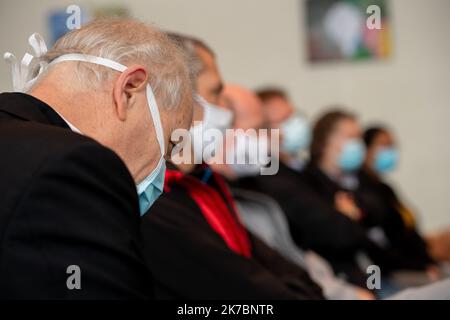 ©PHOTOPQR/VOIX DU NORD/PASCAL BONNIERE ; 02/11/2020 ; PROFESSEURS . ARMENTIERES 02.11.2020 reconfinement covid19 , Hommage an Samuel Paty au collége Jean Rostand d Armentieres en Presence de Laurent Pietraszewski .PHOTO PASCAL BONNIERE / LA VOIX DU Nord - - 2020/11/02. Frankreich hielt eine nationale Hommage an Samuel Paty in Schulen. Stockfoto