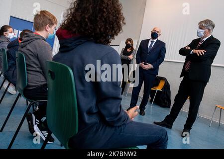 ©PHOTOPQR/VOIX DU Nord/PASCAL BONNIERE ; 02/11/2020 ; ARMENTIERES 02.11.2020 reconfinement covid19 , Hommage an den eindringlichen Samuel Paty au collége Jean Rostand d Armentieres en Presence de Laurent Pietraszewski .PHOTO PASCAL BONNIERE / LA VOIX DU Nord - - 2020/11/02. Frankreich hielt eine nationale Hommage an Samuel Paty in Schulen. Stockfoto