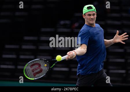 Aurelien Morissard / IP3; Paris, France le 3 novembre 2020 - L Americain Tommy PAUL joue une balle contre Le Francais Gilles SIMON lors du Premier Tour de match de Tennis en simple masculin au Premier jour du tournoi de Tennis en salle ATP World Tour Masters 1000 - Paris Masters (Paris Bercy) - A l Arena AccorHotels. Tommy PAUL aus den USA spielt am 2. November 2020 beim ATP World Tour Masters 1000 - Paris Masters (Paris Bercy) - Indoor-Tennisturnier in der AccorHotels Arena in Paris einen Ball gegen Gilles SIMON aus Frankreich während des ersten Tennisspiels ihrer Herren im Einzel am 1. November. Stockfoto