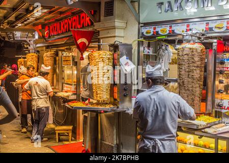 ISTANBUL, TÜRKEI - 22. JULI 2019: Kebab-Läden am Taksim-Platz in Istanbul, Türkei Stockfoto