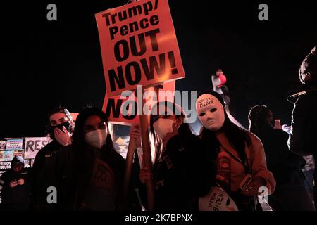 ©PHOTOPQR/LE PARISIEN/Philippe de Poulpiquet ; Washington ; 03/11/2020 ; Washington DC (USA) le 03 novembre 2020. Dans un Washington barricadé par peur des émeutes, figé pour cause de pandémie de Covid-19, des manidatnts défilent devant les grilles de la Maison Blanche en attendant les résultats de l'éléction présidentielle américaine. Demonstration vor dem Weißen Haus am 04. November 2020 Stockfoto