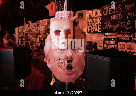 ©PHOTOPQR/LE PARISIEN/Philippe de Poulpiquet ; Washington ; 03/11/2020 ; Washington DC (USA) le 03 novembre 2020. Dans un Washington barricadé par peur des émeutes, figé pour cause de pandémie de Covid-19, des manidatnts défilent devant les grilles de la Maison Blanche en attendant les résultats de l'éléction présidentielle américaine. Demonstration vor dem Weißen Haus am 04. November 2020 Stockfoto